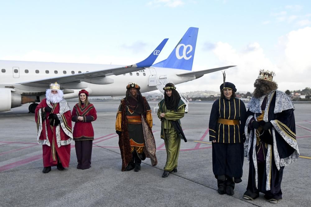 Los Reyes Magos llegan al aeropuerto de Alvedro