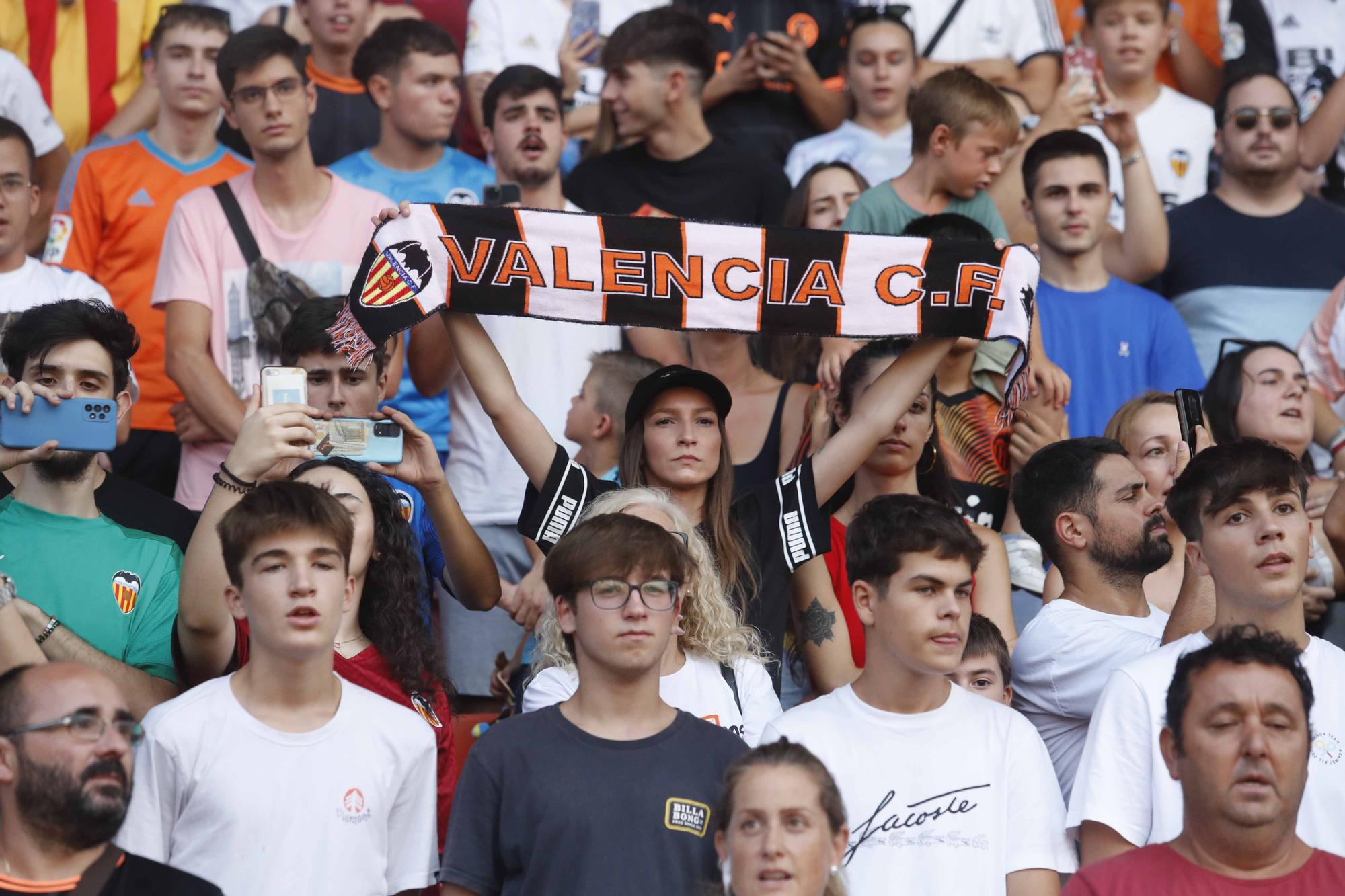 'Cavanimanía': Locura de la afición para dar la bienvenida a los fichajes del Valencia