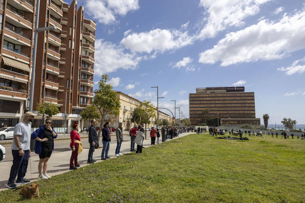 Más de 200 personas forman una cadena humana contra el macroproyecto de GESA al grito de “¡Parque sí, cemento no!” Más de 200 personas forman una cadena humana contra el macroproyecto de GESA al grito de “¡Parque sí, cemento no!”