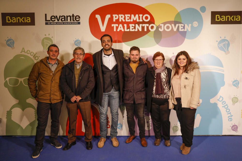 Los invitados posan en el photocall de los premios Talento Joven CV.