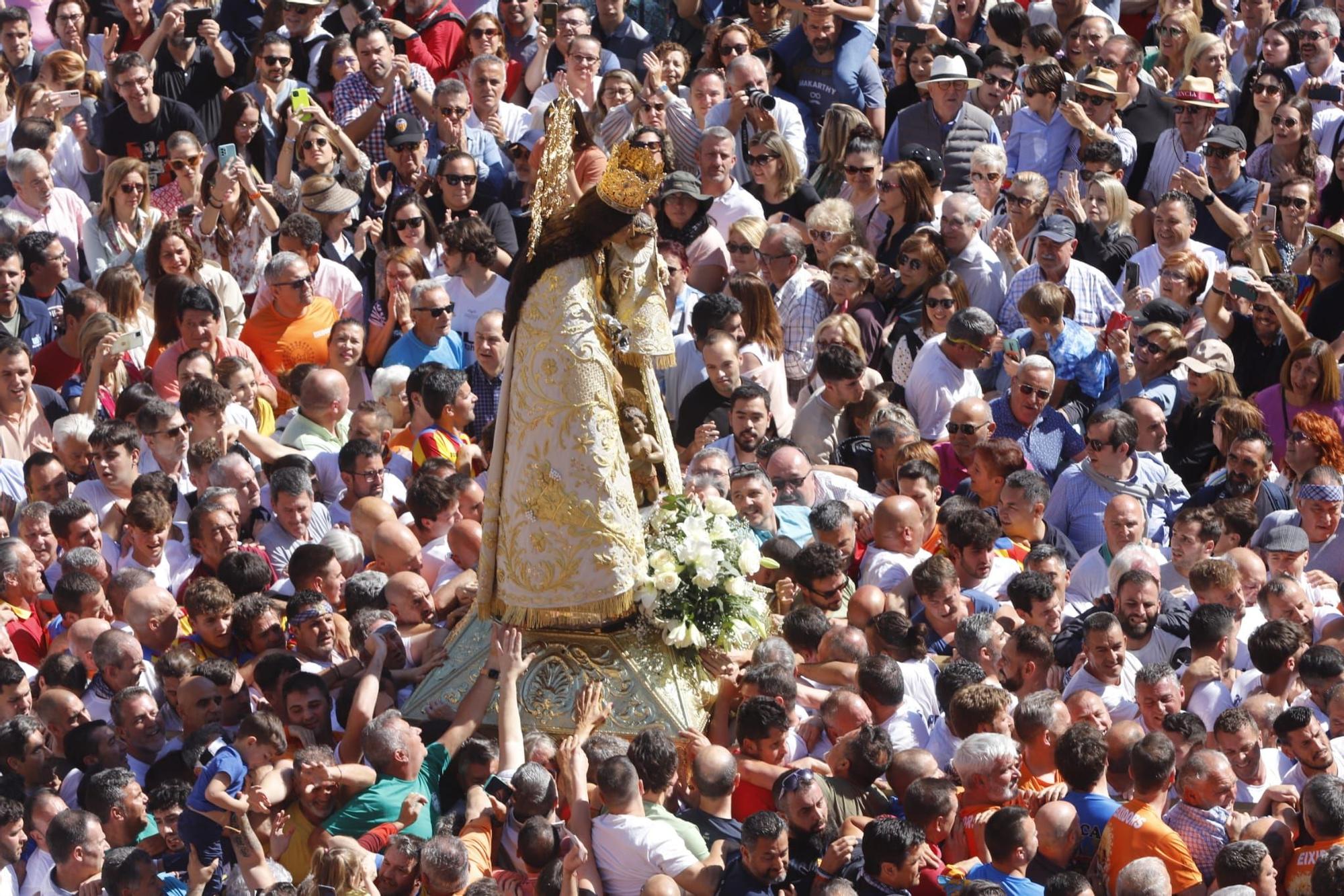 Muchos valencianistas acompañan a la Virgen de los Desamparados en su Traslado