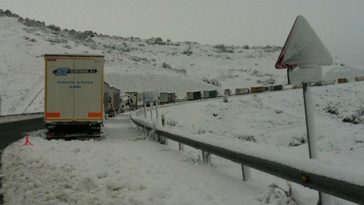 Camiones bloqueados por la nieve a la altura de Barracas, en Castellón.