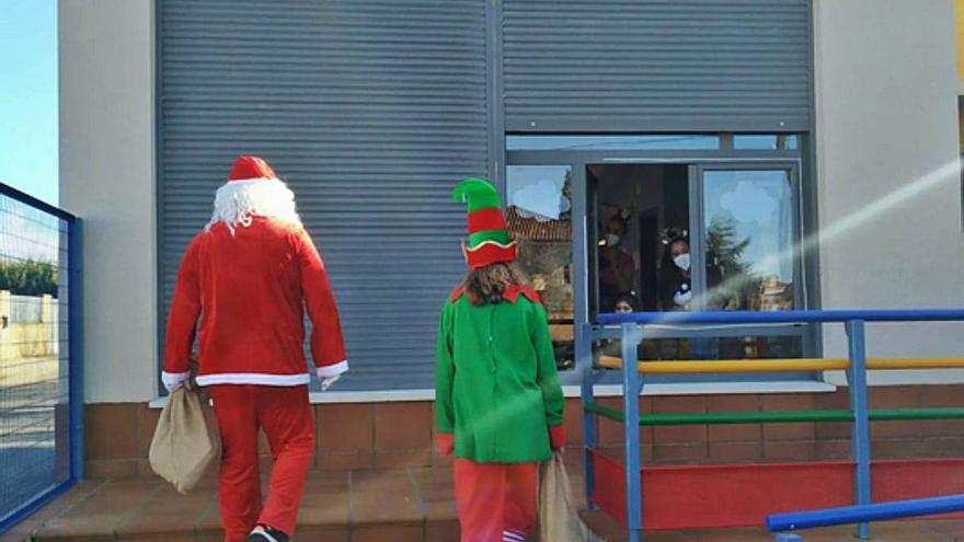 Papá Noel acude a la guardería de Villanueva con regalos para los más pequeños. | E. P.