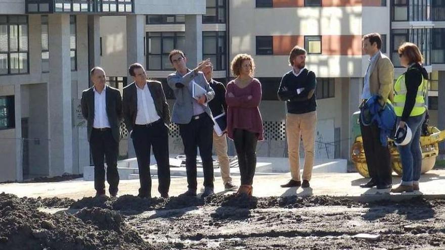 &quot;Dinoseto&quot; y energías hidráulicas en la primera fase del parque de Navia  |  El alcalde visitó ayer las obras para crear el parque público de energías renovables de Navia, en el que se invertirán 150.000 euros. La primera fase se destinará a las hidráulicas y allí se instalará además el segundo dinoseto de Vigo, un triceratops que llegará en 15 días. Caballero anunció también que mañana se colocará un huevo al lado de la dinoseta de Porta do Sol y dentro de dos semanas &quot;nacerá la cría&quot;, que se colocará justo al lado.