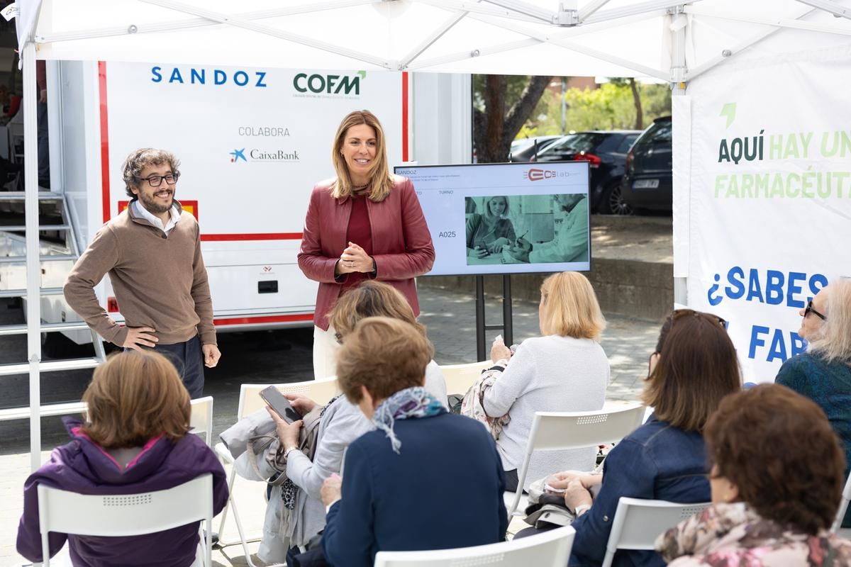 Visita de la Alcaldesa a la unidad movilde farmacias pozuelo