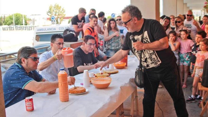 Las fiestas de El Junquillo terminan con un concurso de tortilla y gazpacho