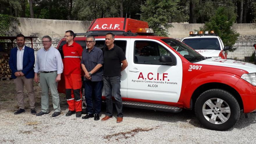 El diputado de Emergencias junto a responsables del Consorcio con el vehículo cedido a ACIF