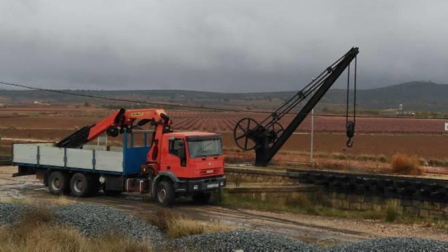 Camporrobles se rebela contra el traslado de una grúa ferroviaria centenaria a Cataluña