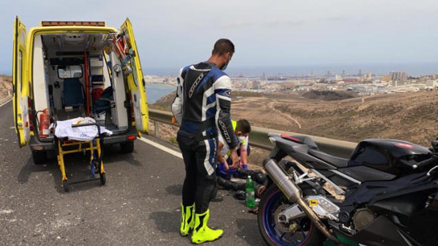 Momento de la asistencia médica al motorista accidentado en Los Giles