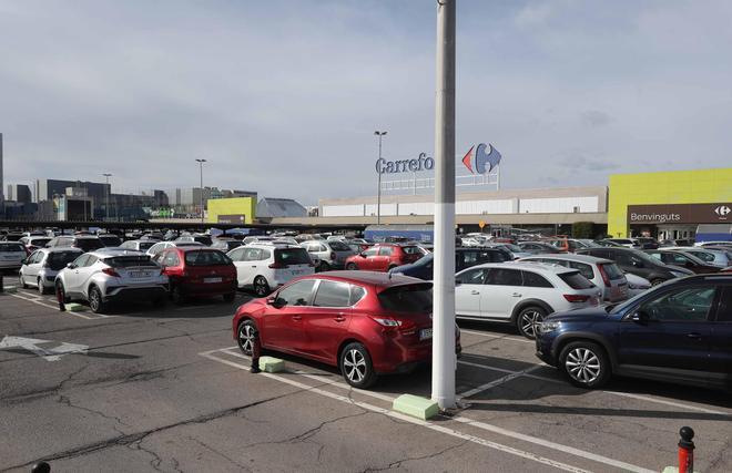 Colas en Ikea Valencia y los comercios de Alfafar pese a estar disparados los contagios