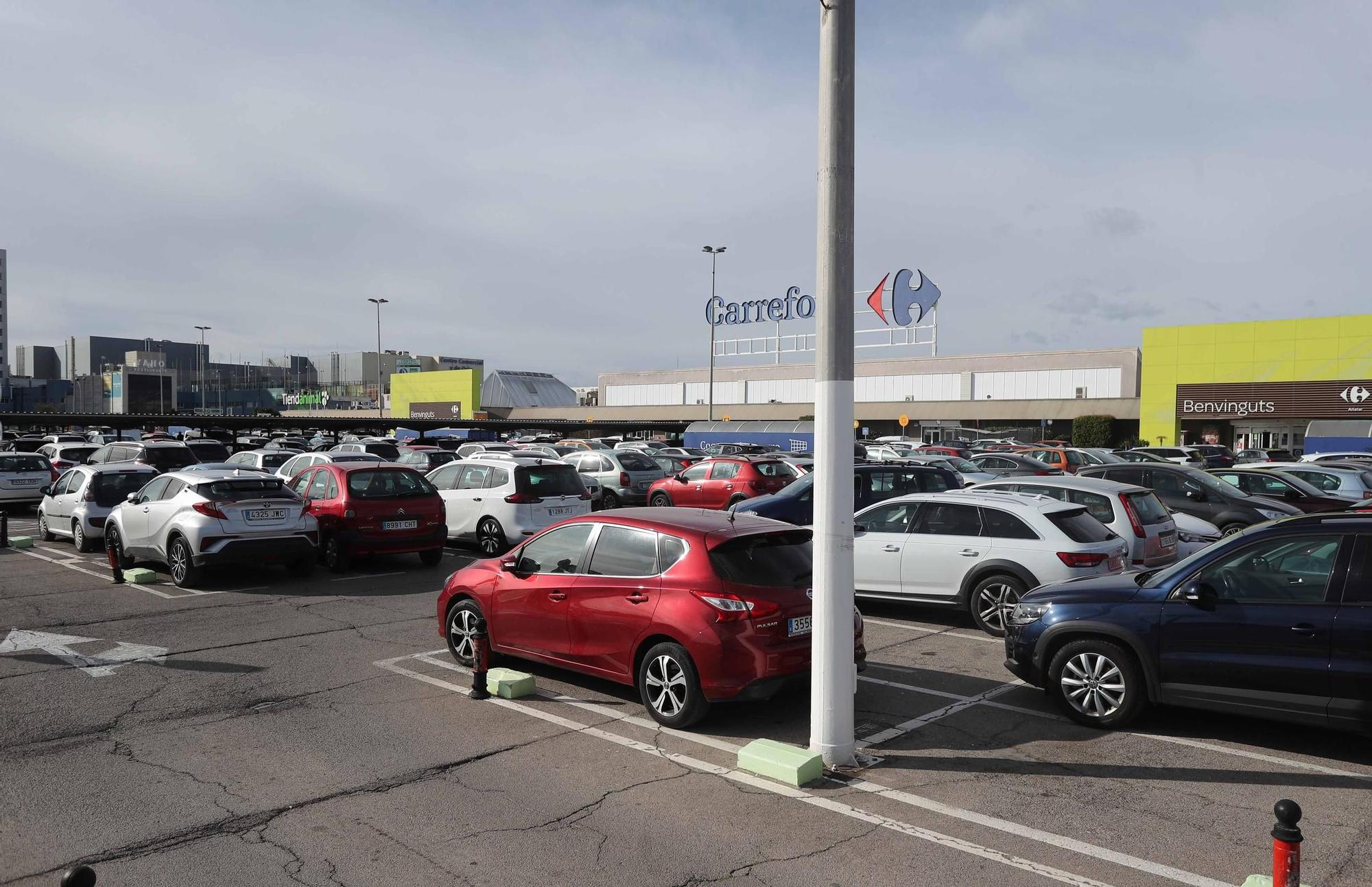 Colas en Ikea Valencia pese a estar disparados los contagios