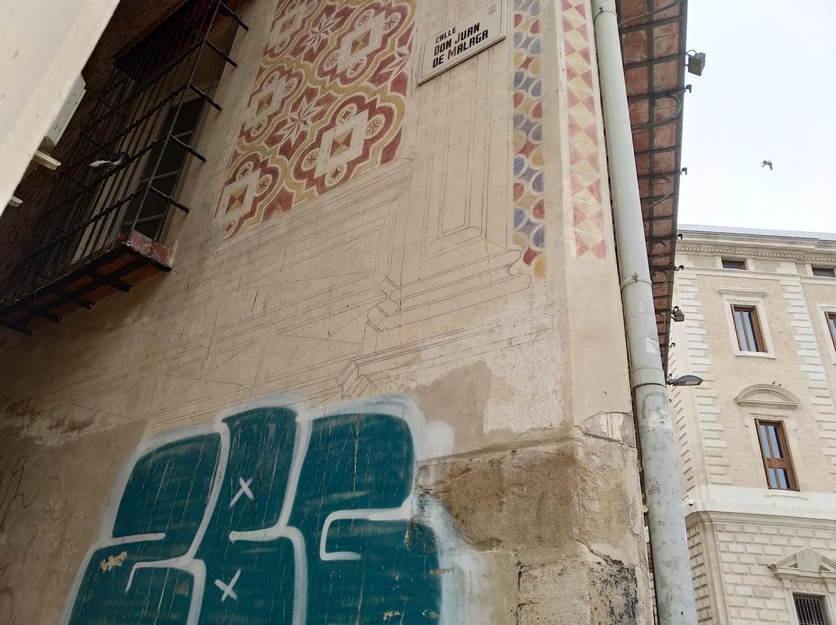 Entrada a la calle Don Juan de Málaga, con pintadas en la decoración del palacio del conde de Villalcázar.