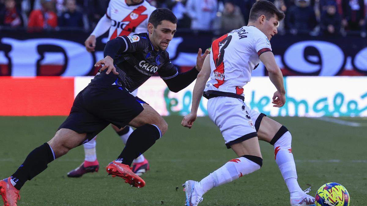 Fran García controla el balón ante Ander Martín en el Rayo Vallecano - Real Sociedad de la Liga 2022/23