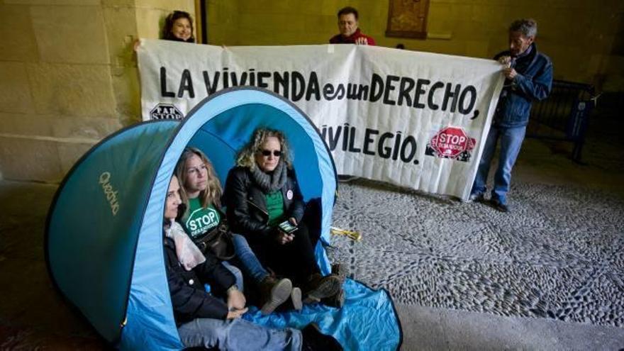 Acampada por una vivienda digna en el zaguán del Ayuntamiento