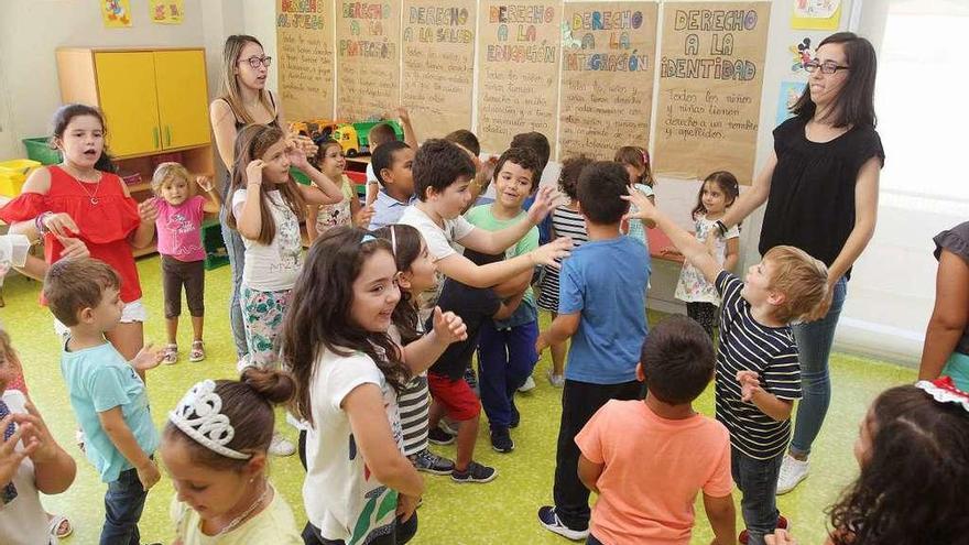 Los pequeños del centro de A Ponte despidieron ayer el programa de actividades municipales. // I. Osorio