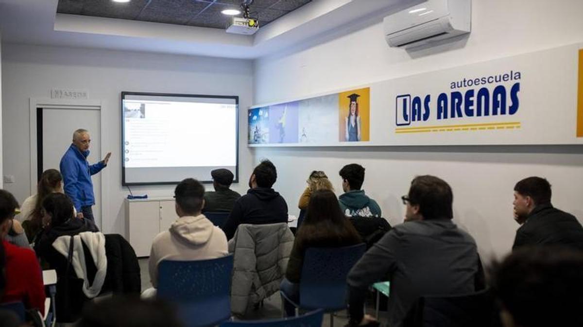 Clases teóricas en una autoescuela cacereña.