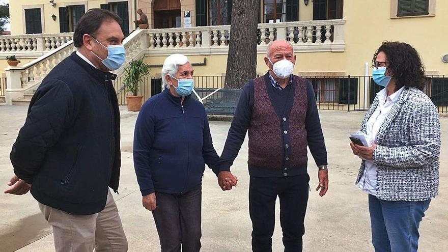 Primer paseo en familia tras seis meses sin salir de la residencia de sa Pobla.