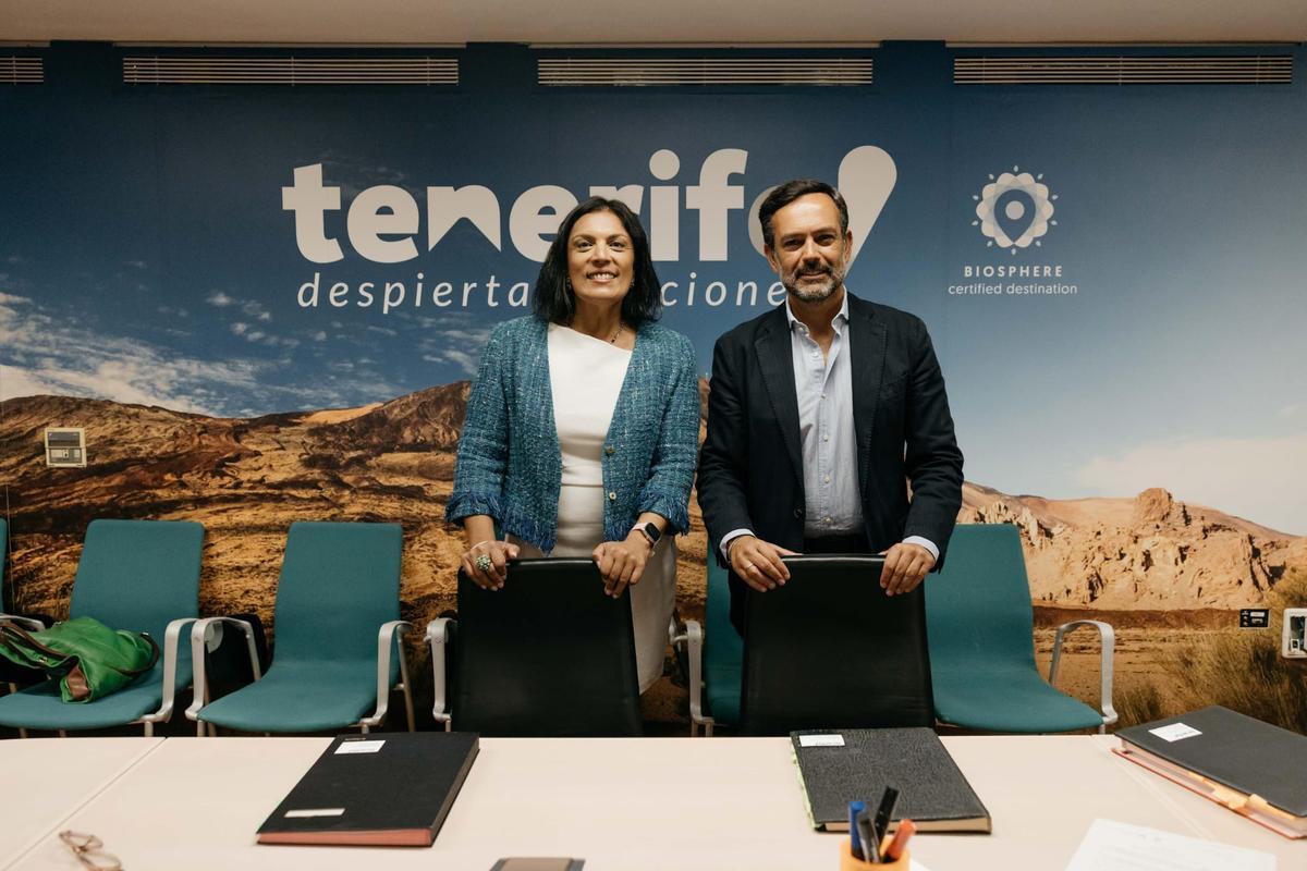 El vicepresidente del Cabildo de Tenerife, Lope Afonso, junto a la consejera delegada de Turismo de Tenerife, Dimple Melwani.
