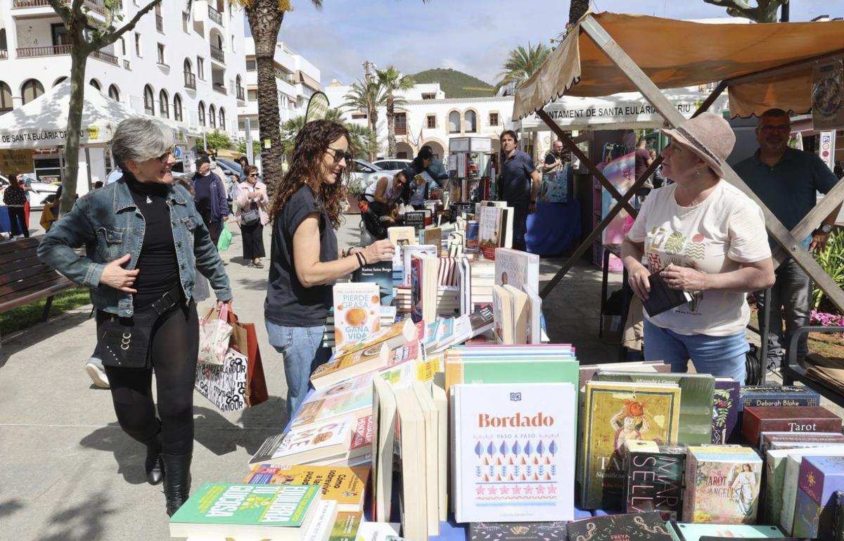Todo tipo de géneros literarios en los estands del Día del Libro. |  | FOTOS: J.A. RIERA