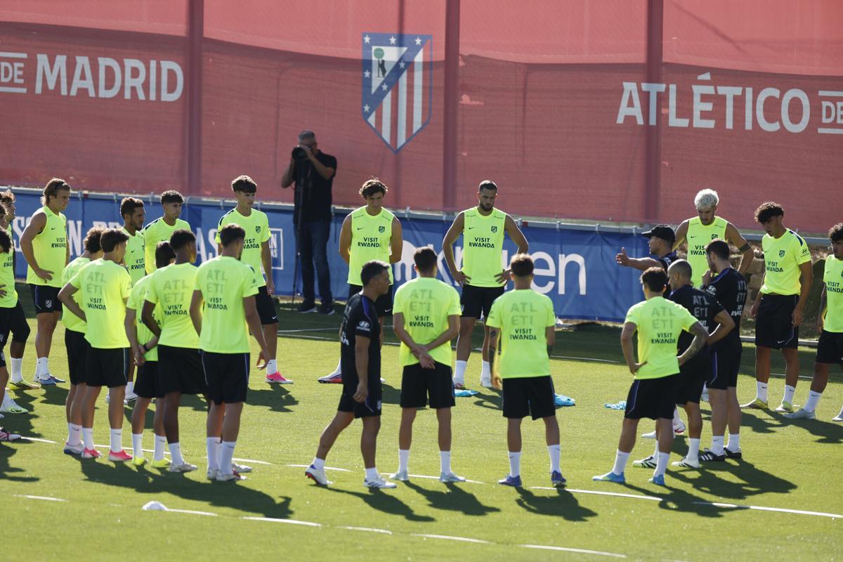 Simeone conversa con sus jugadores en el entrenamiento de este lunes. EFE/ Javier Lizon. (Atlético Madrid)