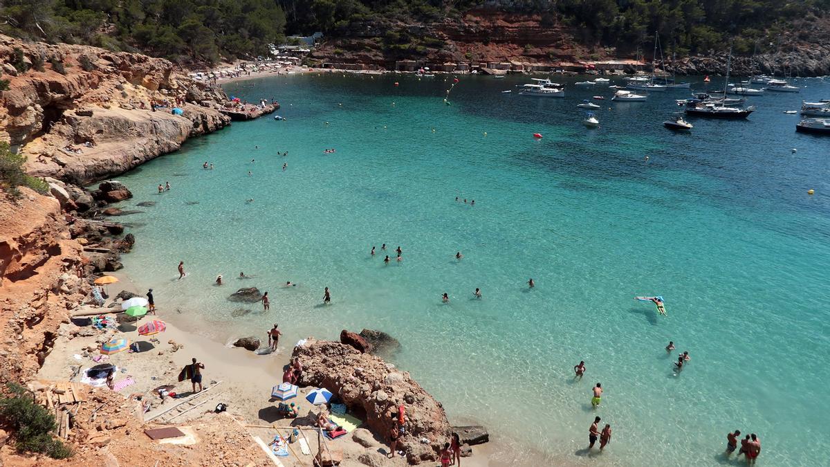 Hores de cua per banyar-se en una platja d’Eivissa