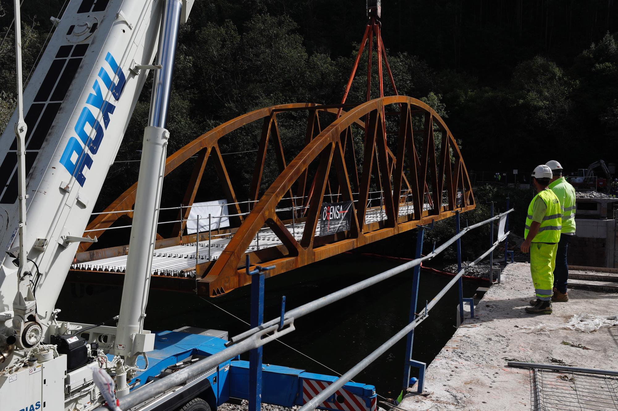 Así fue la instalación del nuevo puente de Quinzanas (Pravia)