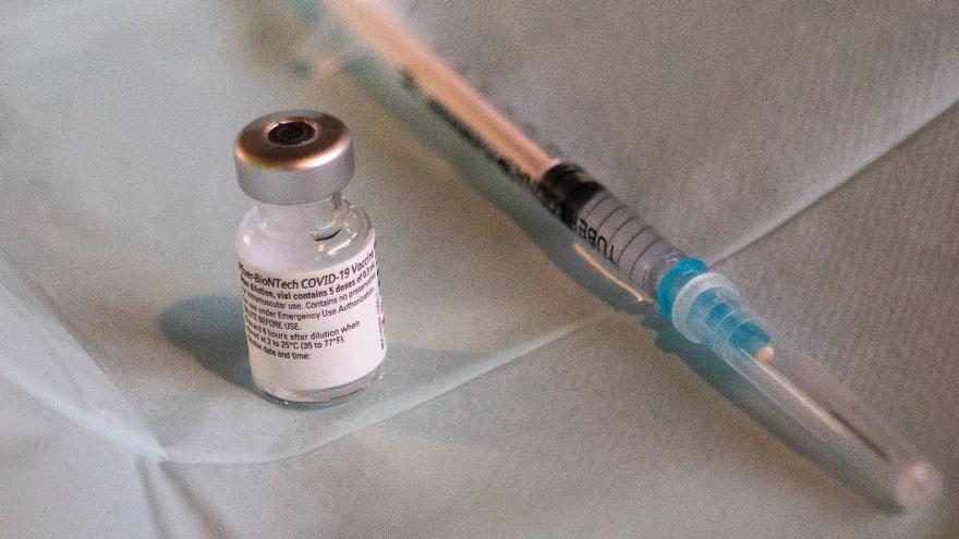 Los científicos aconsejan vacunar contra la Covid a pacientes con patologías infecciosas