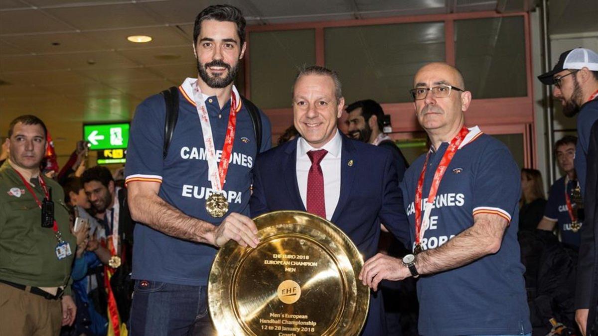 Blázquez, con Entrerríos y Jordi Ribera tras ganar el Europeo de 2018