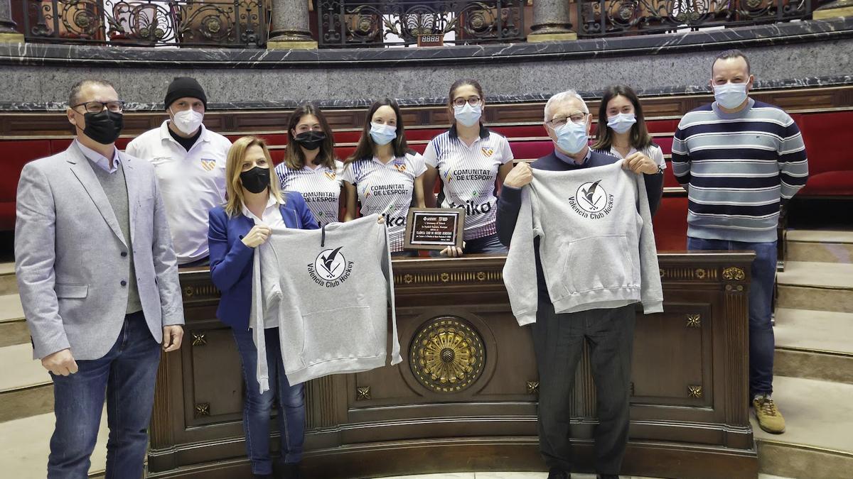 Pilar Bernabé y Joan Ribó han recibido a una representación del club.