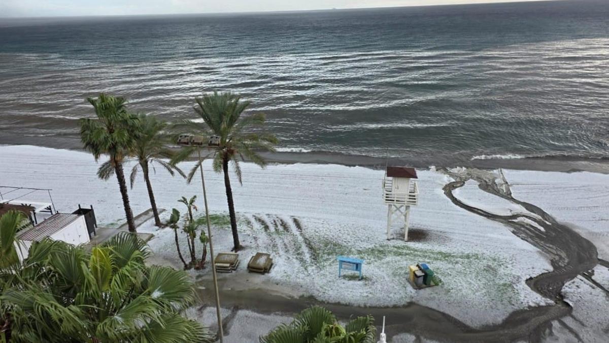 Así quedaron las playas de la Axarquía tras el granizo caído este miércoles.