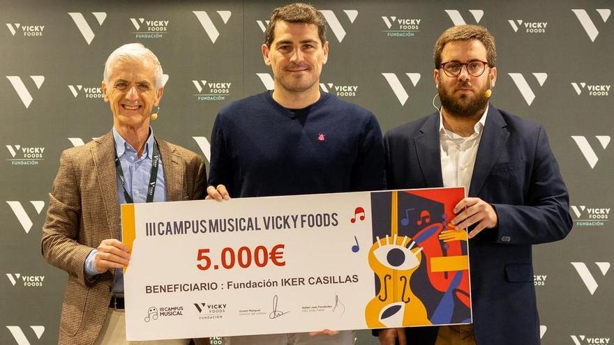 Rafa Juan, Iker Casillas y Vicent Mengual, en el acto de la donación