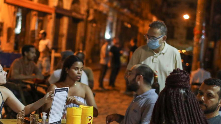 Ciudadanos de Río de Janeiro, algunos protegidos con mascarillas.