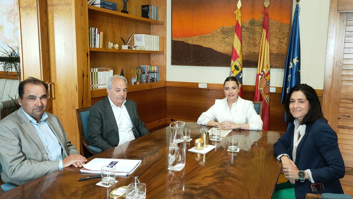 La consejera se ha reunido con CEOE y Directivas de Aragón.