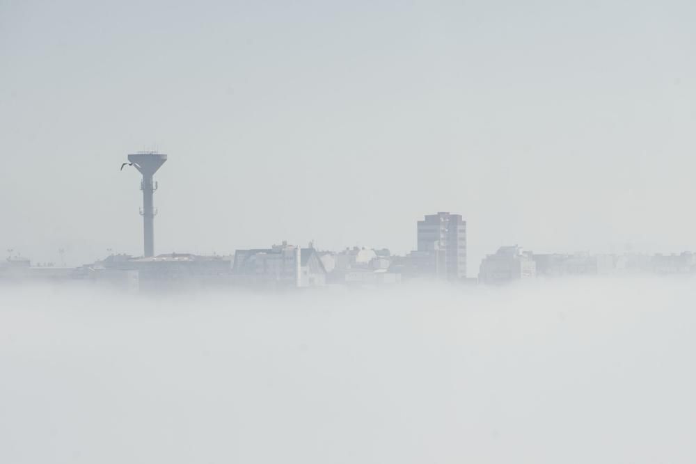 Un manto de niebla se posa sobre la ciudad y deja espectaculares imágenes.