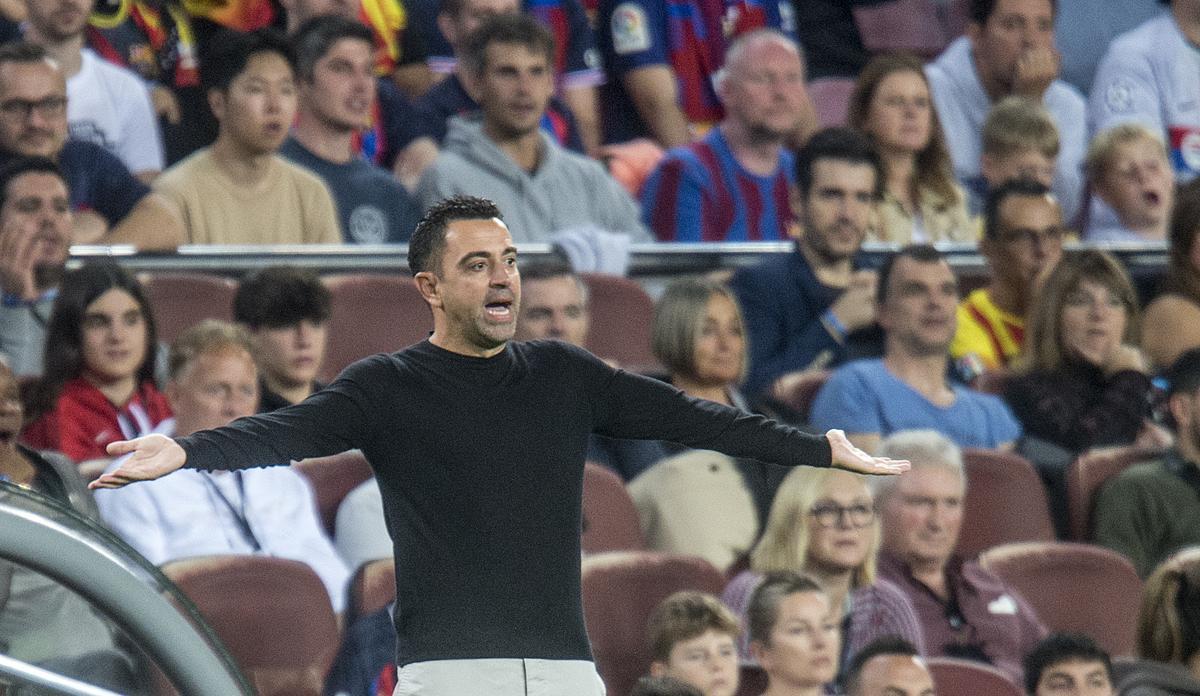 Xavi en desacuerdo desde la banda durante el partido de liga entre el FC Barcelona y el Celta