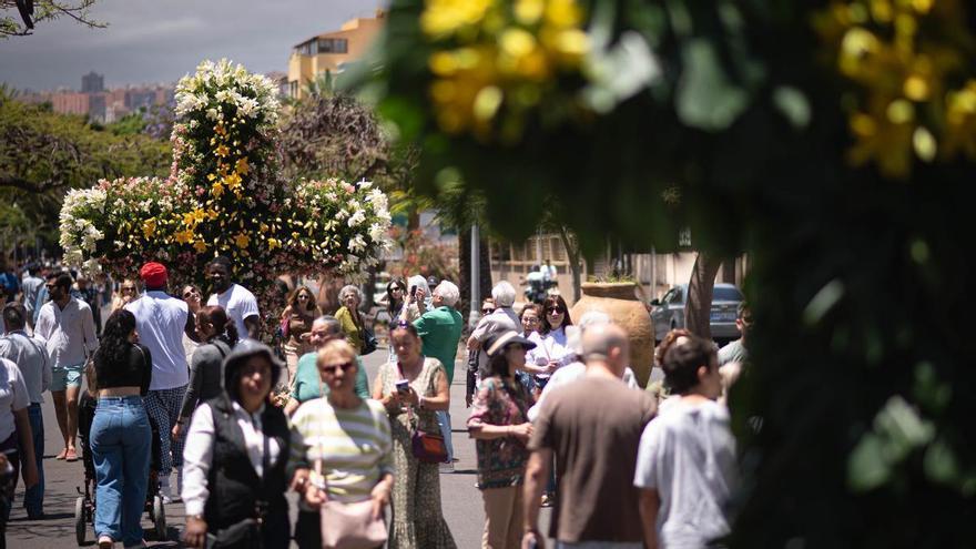 Santa Cruz de Tenerife Celebrates 532nd Anniversary with Traditional Floral Cross Festival