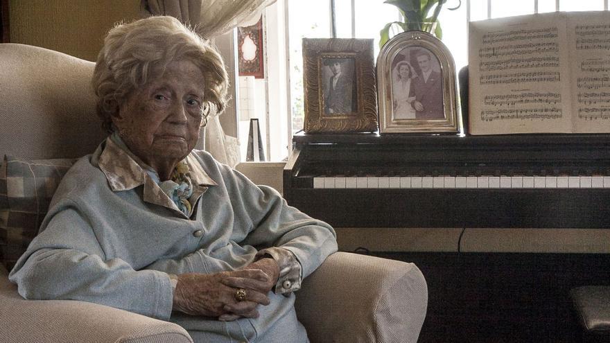 Sofía Pamblanco Ayela, en su domicilio de El Campello, junto a su piano.