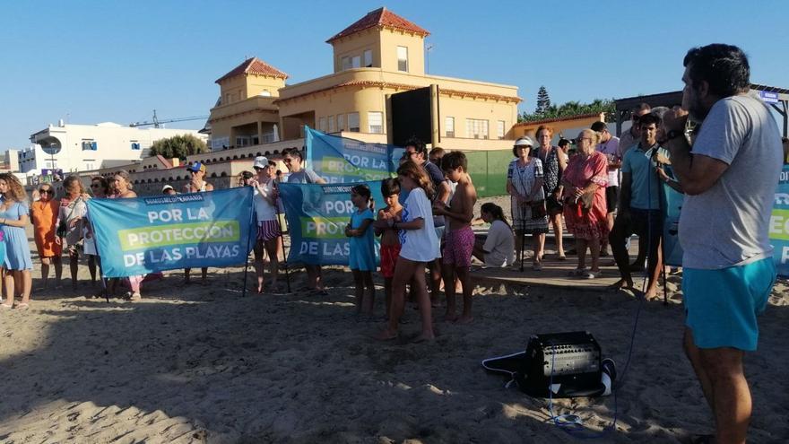 Vecinos en la marcha
 de la playa de Levante,
Cartagena. @CostasCaboPalos