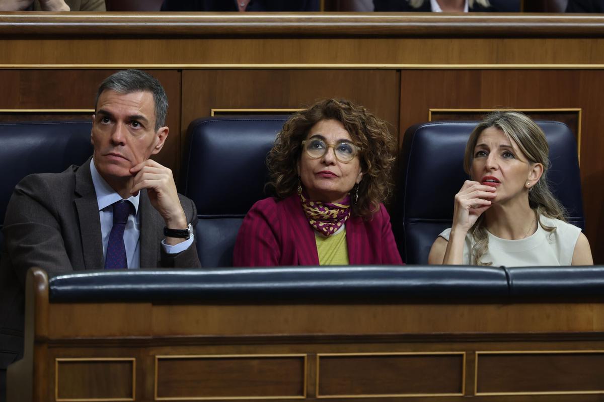 El presidente del Gobierno, Pedro Sánchez y las vicepresidentas María Jesús Montero y Yolanda Díaz el pasado jueves durante la votación de los decretos.