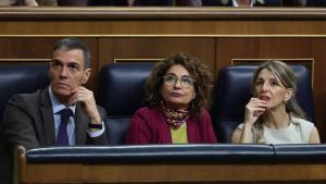 El presidente del Gobierno, Pedro Sánchez y las vicepresidentas María Jesús Montero y Yolanda Díaz el pasado jueves durante la votación de los decretos. 