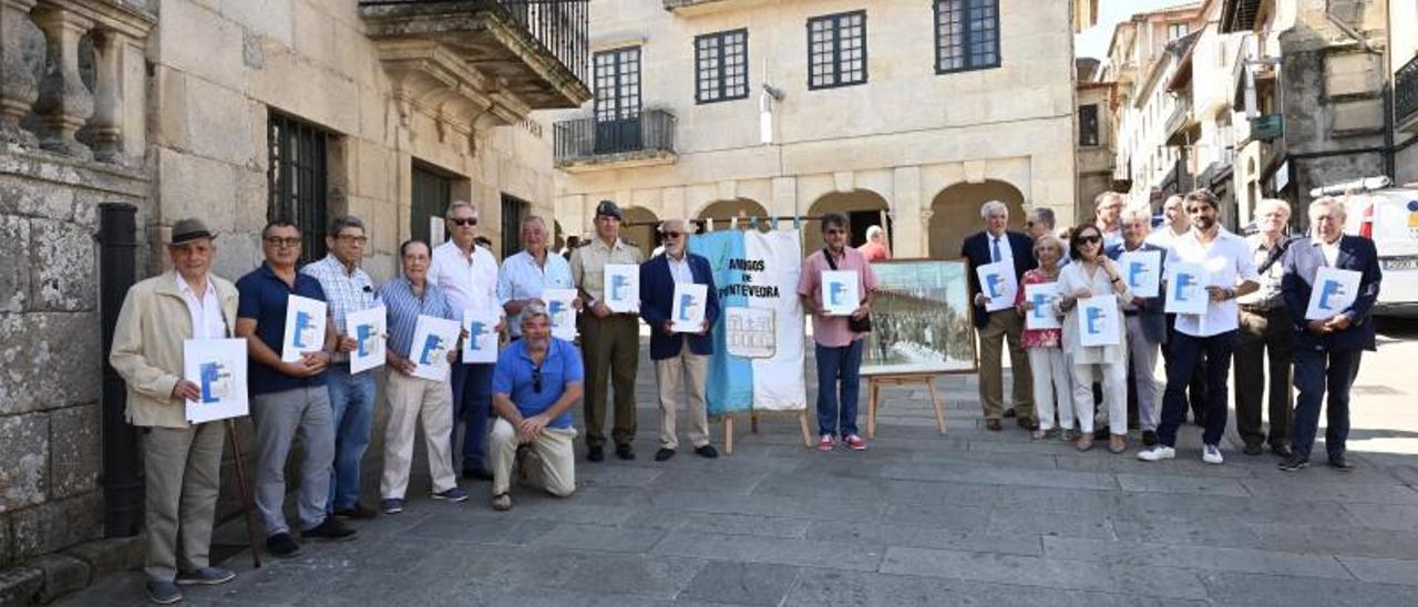 Foto de familia de los premiados en el 50 aniversario de Amigos de Pontevedra, ayer en la plaza de A Leña.   | // RAFA VÁZQUEZ