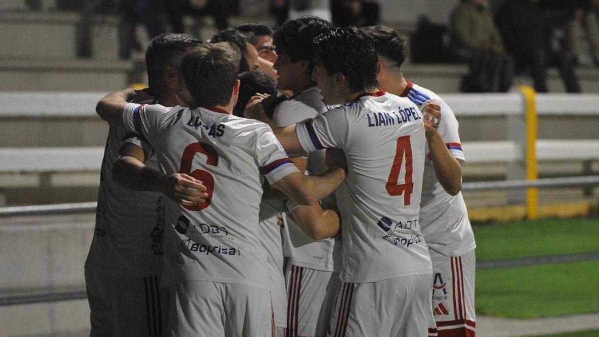 Los jugadores del Langreo celebran uno de los tantos ante el Sámano.