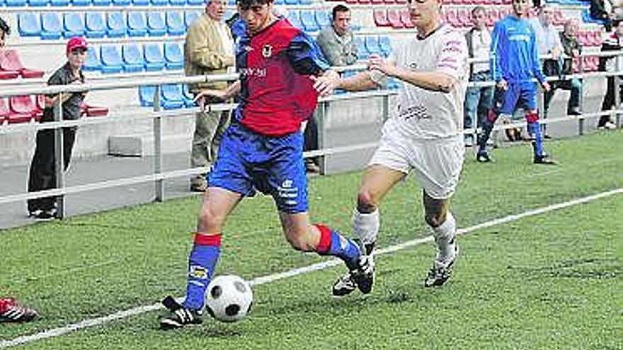 Joaquín conduce el balón ante la presión de un jugador del Navarro.