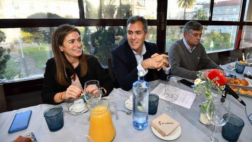 Rafa Domínguez (centro), acompañado por Pepa Pardo y Gerardo Pérez Puga, en El Cafetín. // G.Santos