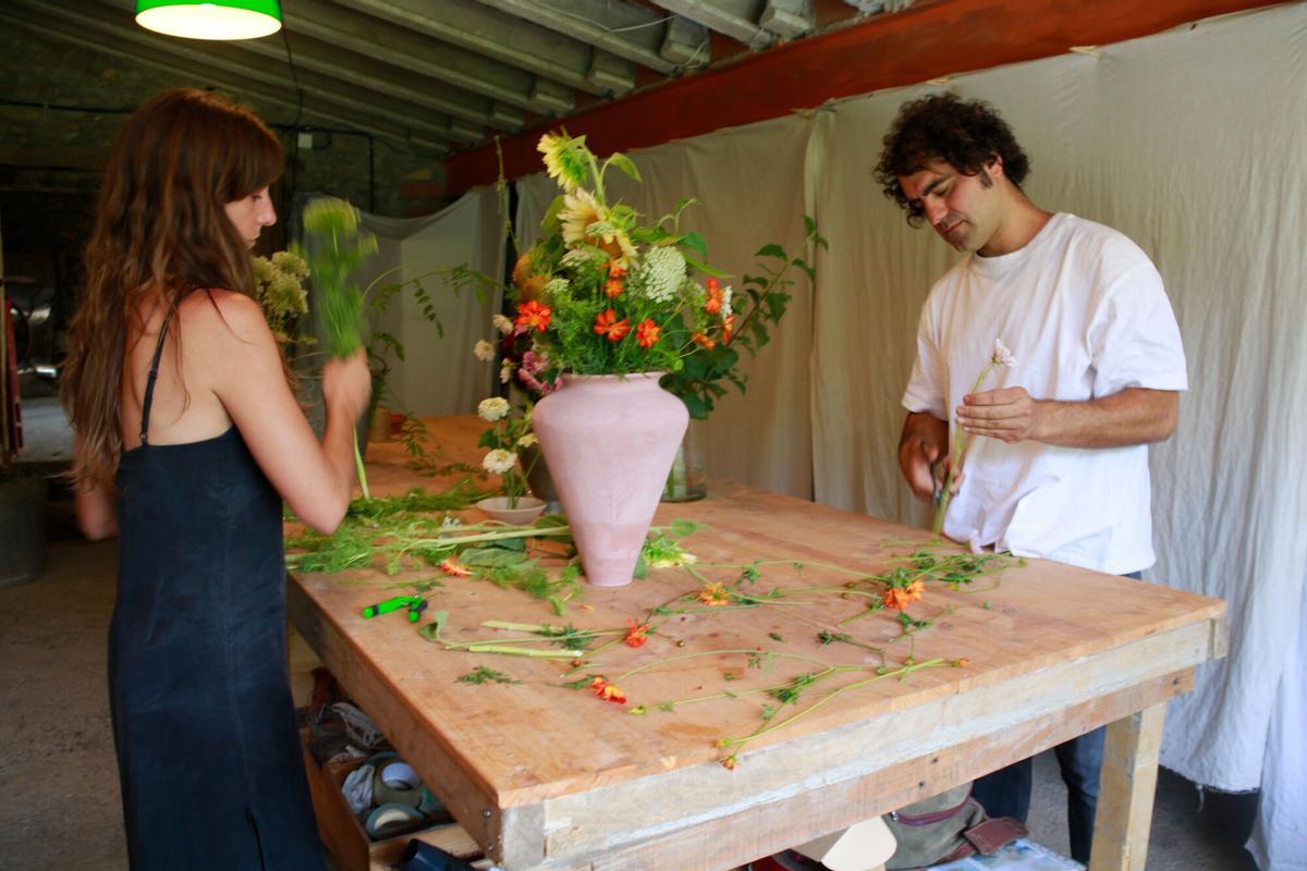 Els dos floricultors fent un ram
