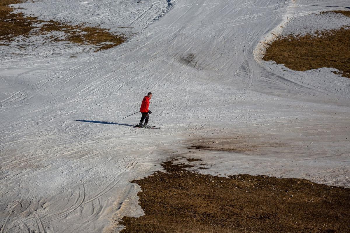 El aumento de las temperaturas significa que la gran mayoría de las estaciones de esquí del mundo ya dependen de la nieve artificial para aumentar la capa de nieve y prolongar la temporada, pero una racha récord de clima templado a fines de diciembre significa que incluso la nieve artificial ya no es posible en algunas áreas como en La Molina