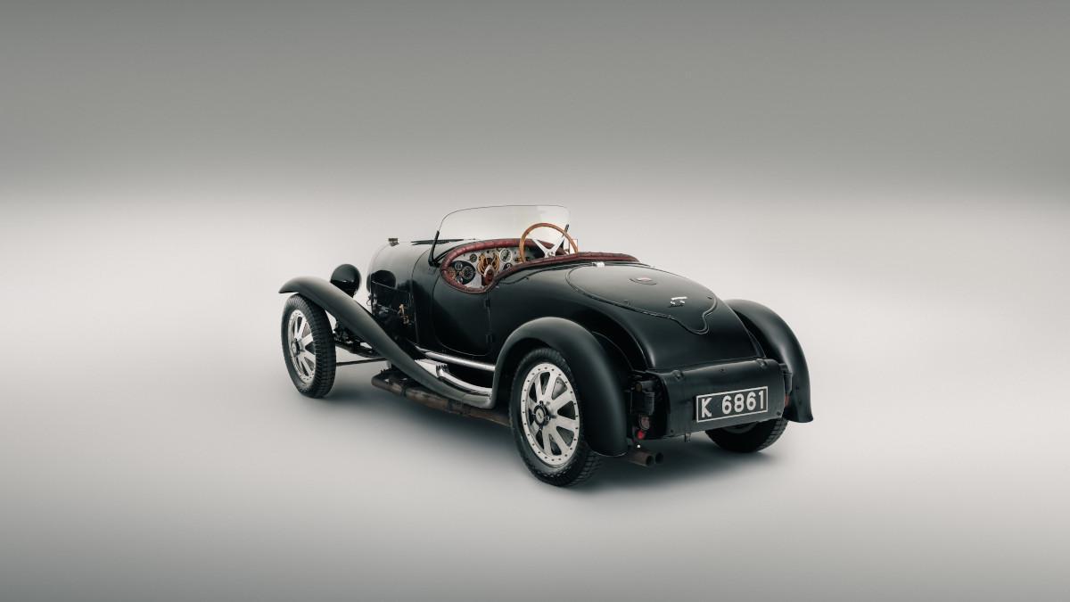 La zaga del roadster firmado por Matthys revela proporciones puras y exclusividad, factores que justifican su elevada valoración en subasta.