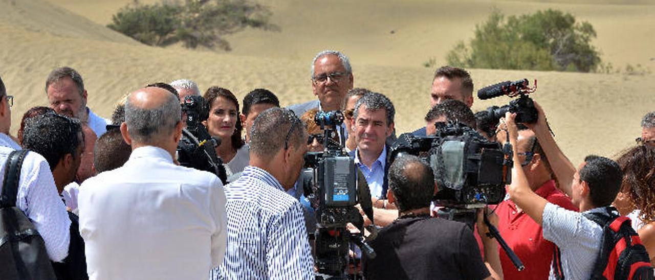 El presidente del Gobierno atiende a los medios de comunicación frente a las dunas de Maspalomas, ayer.