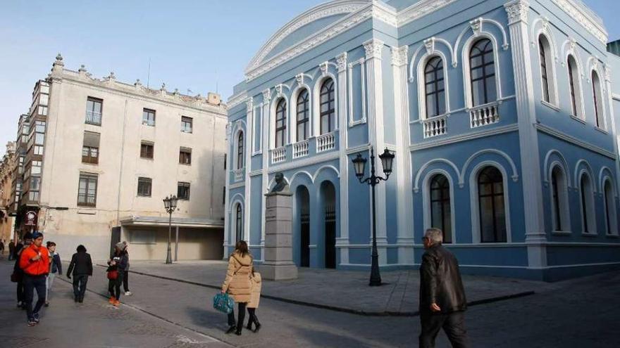 Varios paseantes circulan por la fachada principal del teatro Ramos Carrión de la capital.