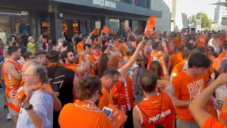 Fiesta taronja en los alrededores del Palau antes del cuarto partido de la final